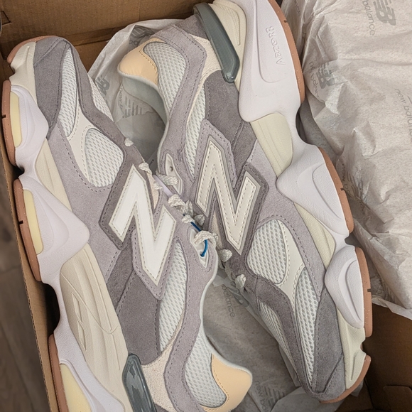New Balance 9060 Men's Size 10 - Picture 2 of 2